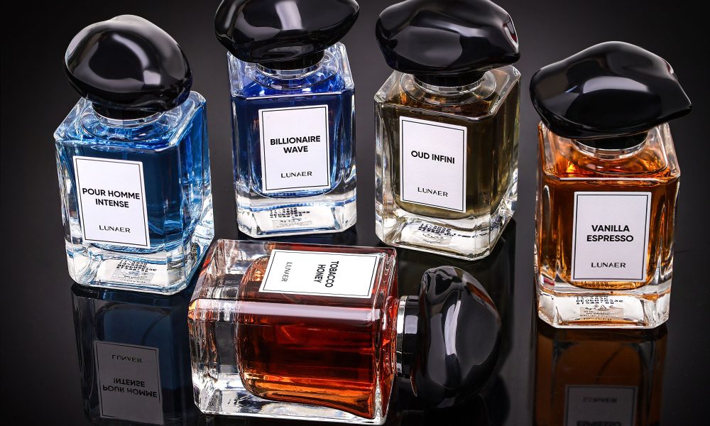Colección de perfumes premium sobre superficie oscura