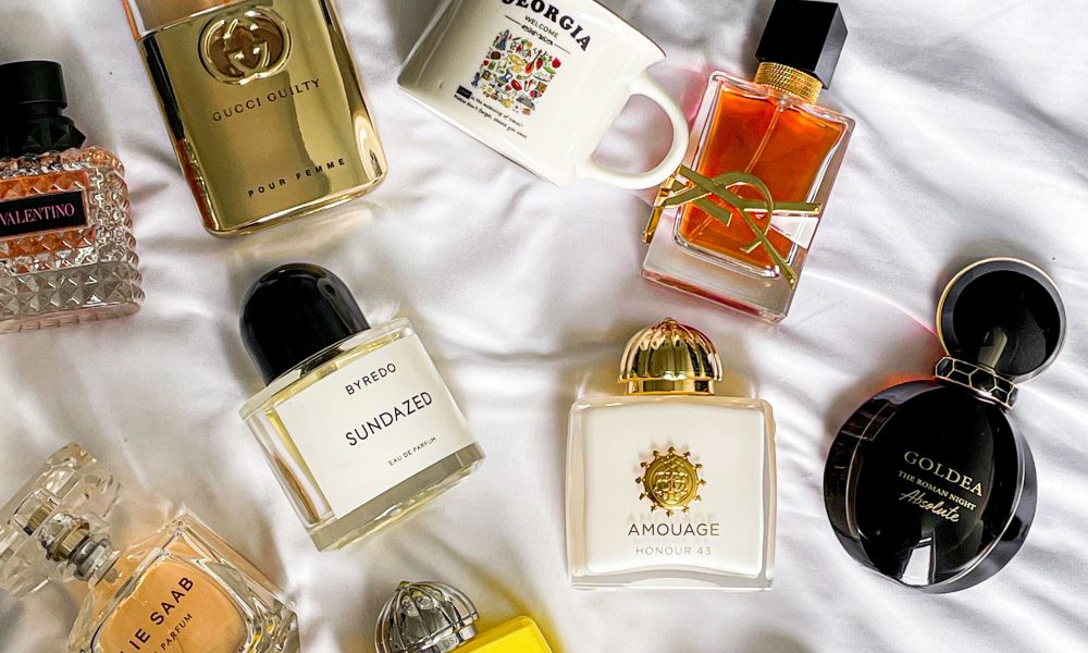 Colección minimalista de perfumes sobre tela clara