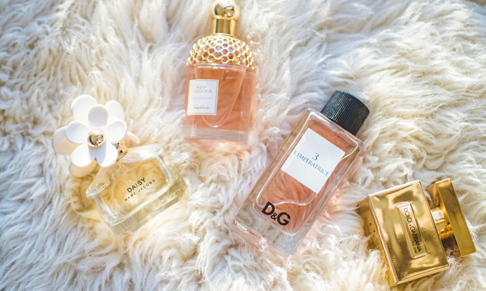 Varios frascos de perfume para comparar opciones de compra