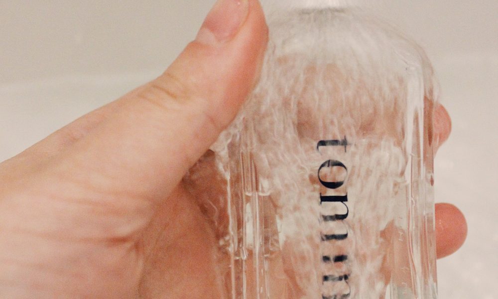 Perfume bajo agua para representar una sensación fresca y limpia