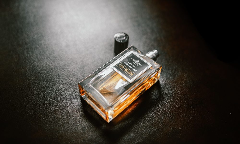 Frasco de perfume de lujo sobre fondo oscuro