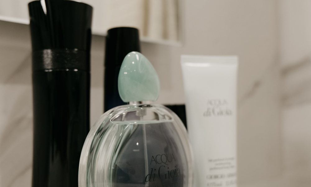 Perfume y productos de cuidado personal sobre fondo claro