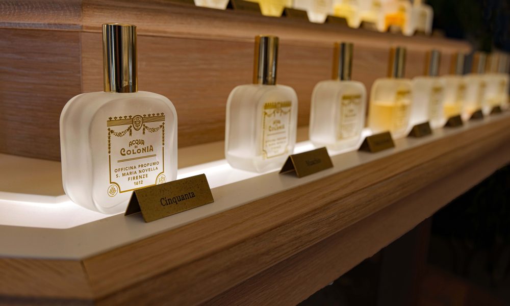 Perfumes exhibidos en una boutique de fragancias