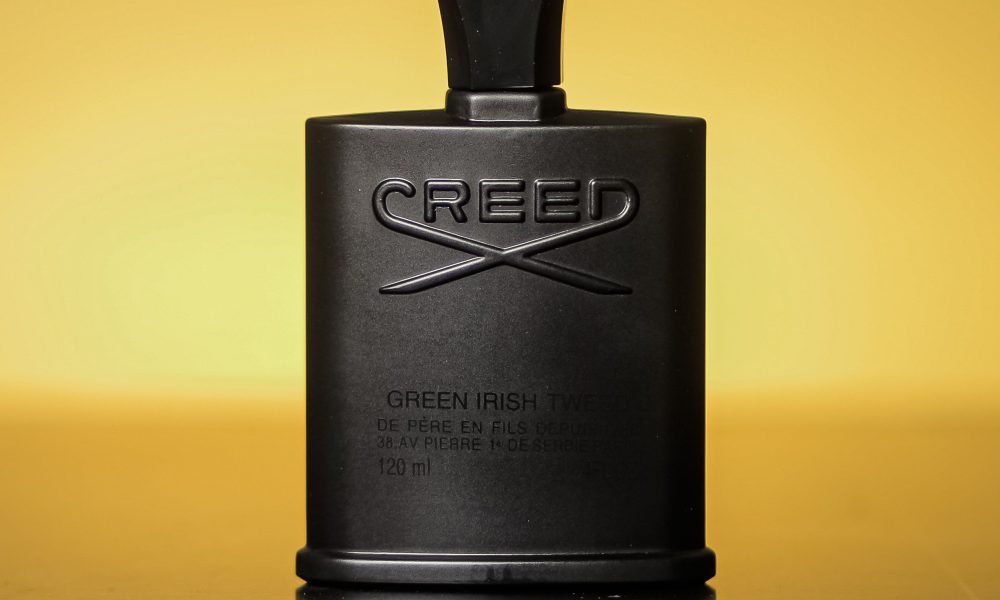 Perfume de lujo sobre fondo dorado para guía de Creed en Medellín